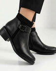 Botines negros de tacón bajo 4cm con herraje lateral decorativo y cierre interno para dama