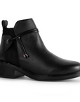 Vista diagonal del botín negro con tacón bajo 4cm, cierre interno funcional y cordones decorativos laterales para dama