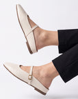 Balerinas beige tipo mule para dama con pulsera ajustable en el empeine de piso y punta semicuadrada