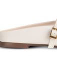 Vista trasera de la balerina beige tipo mule de piso con pulsera ajustable al empeine y punta semicuadrada para dama