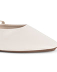 Detalle del material sintético en balerina beige tipo mule para dama con punta semicuadrada de piso y pulsera ajustable en el empeine
