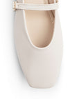 Vista del detalle en punta semicuadrada de la balerina beige tipo mule para dama con pulsera ajustable en el empeine de piso