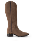 Vista superior de la bota café con cremallera y detalle dorado para dama tacón bajo 4 cm