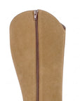Vista del detalle en cremallera de la bota café para dama con tacón bajo 4 cm