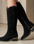 Botas negras para dama con cremallera lateral en acabado durazno y tacón bajo 4cm