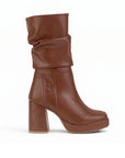 Vista lateral de bota café para dama con plataforma,plisada y tacón medio 9 cm