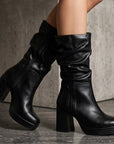 Botas negras plisadas de plataforma y tacón medio 9cm para dama
