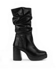 Vista lateral de bota negra para dama con plataforma,plisada y tacón medio 9 cm