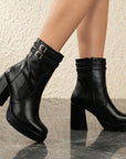 Botines negros con doble hebilla plataforma y tacón medio 9cm para dama