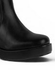 Detalle del material sintético en botín negro para dama con plataforma y tacón medio 9 cm