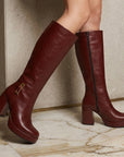 Botas vino con plataforma herraje metálico para dama y tacón medio 9 cm