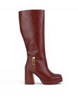 Vista lateral de bota vino alta con herraje metálico, cremallera y plataforma tacón medio 9 cm para dama