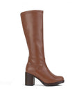 Vista lateral de bota café clásica para dama con plataforma, cremallera y tacón medio 8cm