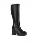 Vista diagonal de bota negra con cremallera, plataforma herraje metálico y tacón medio 9 cm para dama