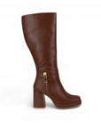 Vista lateral de bota café alta con herraje metálico, cremallera y plataforma tacón medio 9 cm para dama