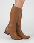 botas cafés para dama con herraje metálico y filos dorados cremallera y tacón bajo 4cm