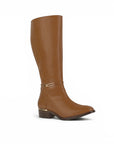 vista diagonal de bota café con herraje metálico y filos dorados tacón bajo 4 cm para dama