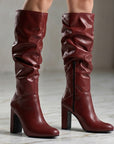 Botas vino plisadas para dama con cremallera y tacón medio 10 cm