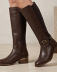 Botas cafés con stretch, cremallera, herrajes metálicos y tacón bajo 4cm para dama