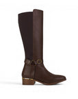 Vista lateral de bota café para dama con stretch herrajes metálicos y tacón bajo 4cm para dama
