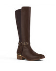 Vista diagonal de bota café con stretch para dama tacón bajo 4cm y herrajes metálicos