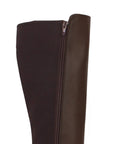 Vista del detalle en stretch y cremallera de la bota café para dama con tacón bajo 4cm