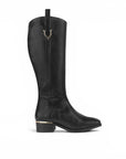 vista lateral de bota negra para dama con detalles metálicos y tacón bajo 4 cm