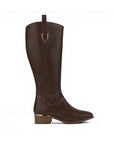 vista lateral de bota café para dama con detalles metálicos y tacón bajo 4 cm