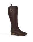 vista diagonal de bota café clásica para dama con detalles metálicos y tacón bajo 4 cm