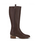 vista superior de bota café clásica con detalles metálicos y cremallera tacón bajo 4 cm para dama