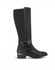 Vista lateral de bota negra para dama con stretch herrajes metálicos y tacón bajo 4cm para dama