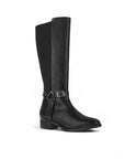 Vista diagonal de bota negra con stretch para dama tacón bajo 4cm y herrajes metálicos