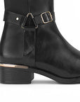 Vista trasera del tacón bajo 4cm en la bota negra para dama con stretch y herrajes metálicos
