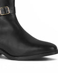 Detalle del material sintético en la bota negra para dama con stretch herrajes metálicos y tacón bajo 4cm