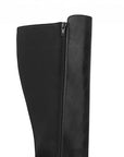 Vista del detalle en stretch y cremallera de la bota negra para dama con tacón bajo 4cm