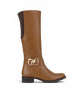 vista lateral de bota café con herraje metálico cremallera y elástico tacón bajo 3 cm