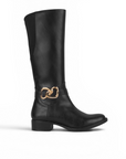 Vista lateral de bota café con herraje metálico cremallera y elástico tacón bajo 3 cm