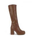 Vista lateral de bota café alta con cremallera y plataforma tacón medio 9 cm para dama