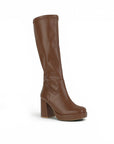 Vista diagonal de bota café con cremallera plataforma y tacón medio 9 cm para dama