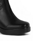 Detalle del material sintético en la bota negra con plataforma y tacón medio 9 cm para dama