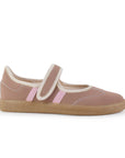 Vista lateral del tenis rosa para dama, pulsera ajustable en el empeine y suela baja 2cm