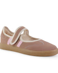 Vista diagonal de tenis rosa para dama con suela baja y pulsera ajustable en el empeine