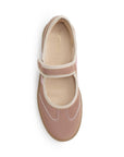 Vista superior del tenis rosa y pulsera ajustable en el empeine para dama de suela baja