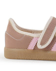 Vista trasera de la suela baja 2cm en el tenis rosa para dama y pulsera ajustable en el empeine