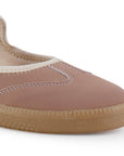 Detalle del material sintético en tenis rosa para dama, pulsera ajustable al tobillo y suela baja