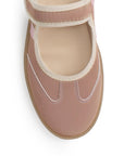 Vista del detalle en pulsera ajustable en empine con punta redonda en tenis rosa para dama y suela baja 2cm