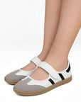 Tenis blancos tipo Mary Jane para dama con pulsera ajustable en el empeine y suela baja 2cm