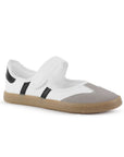 Vista diagonal de tenis blanco para dama con suela baja y pulsera ajustable en el empeine