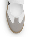 Vista del detalle en pulsera ajustable al tobillo con punta redonda en tenis blanco para dama y suela baja 2cm