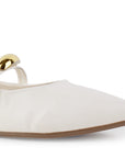 Detalle del material sintético en flats tipo balerinas beige de piso con detalle metálico, para dama y punta fina